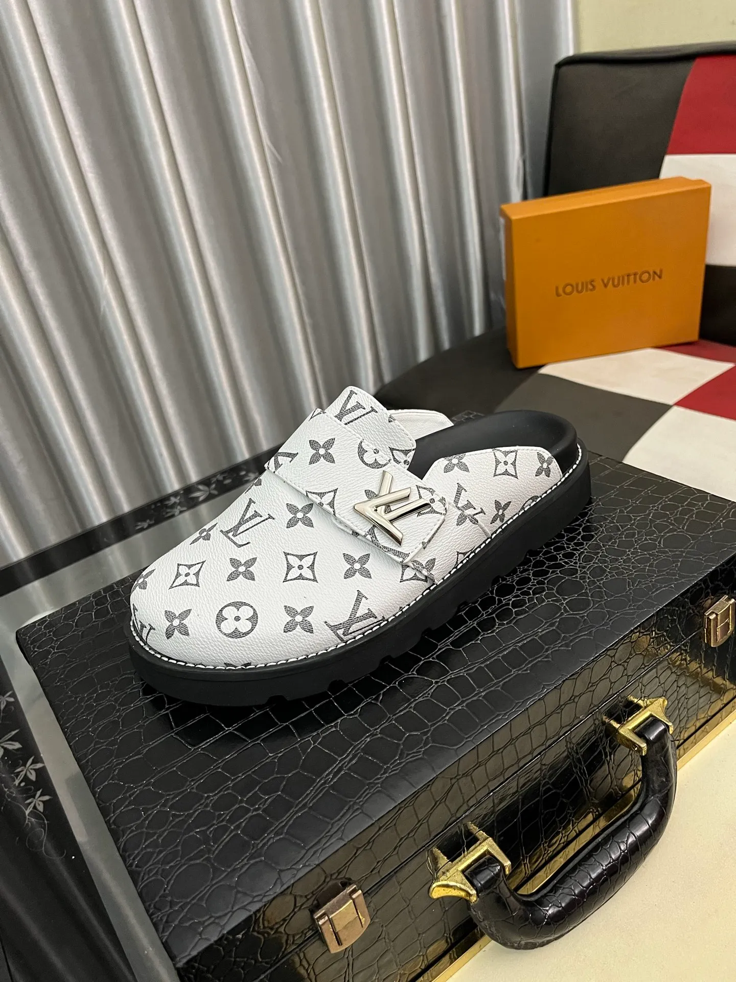Men's men's shoes 💰420⌚️⌚️lv new Baotou half-slippers winterbreak comfert flat slippers lv letter and monogram floral embellished leather pattern, with sheepskin lining, suitable for indoor and outdoor wear. The water table is made of high-density foam material, which is light and comfortable. The sole has a certain thickness and the anti-aging effect is also good! Premium size: 38-444️⃣Colors available
